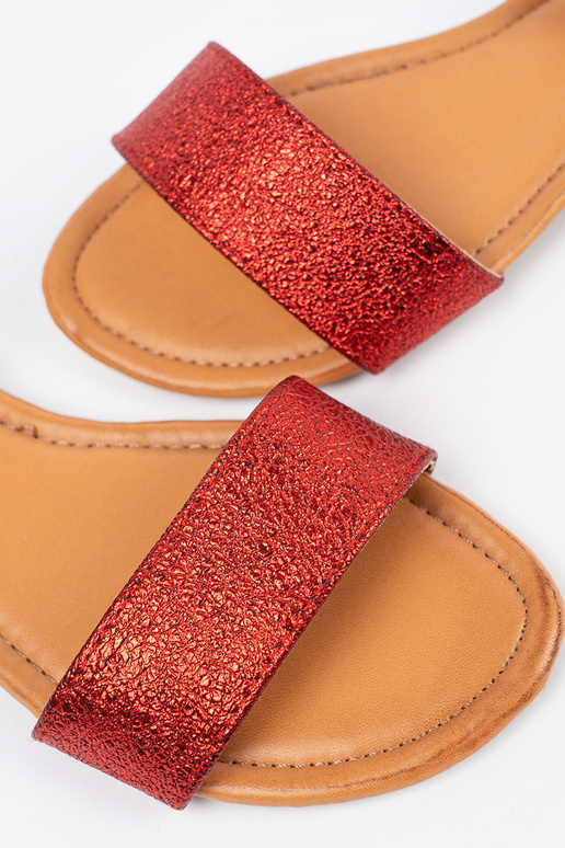 red flat sandals z zakrytą piętą