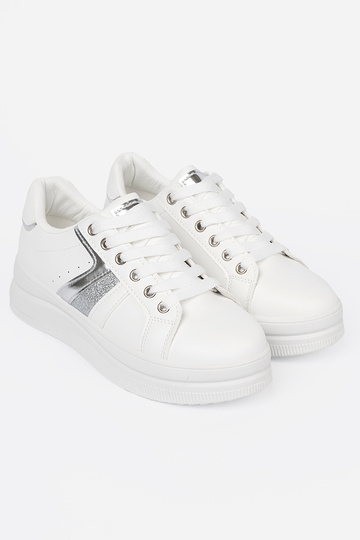INhite color Sneakers z metallicm silverm akcentem