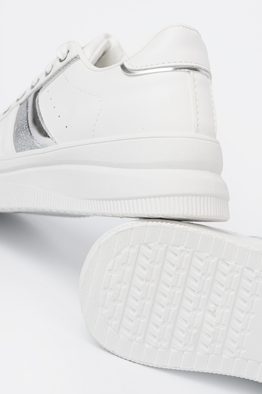 Białe sneakersy z metalicznym srebrnym akcentem