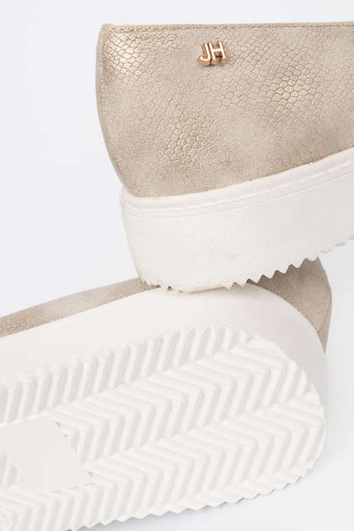   z biżuteryjnym detalem na przodzie