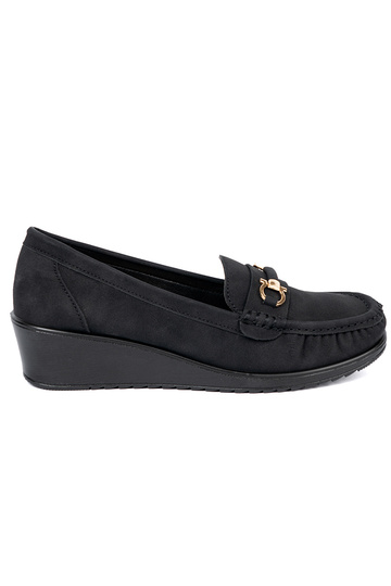 black shoes on a Inedge Inith decoration 2