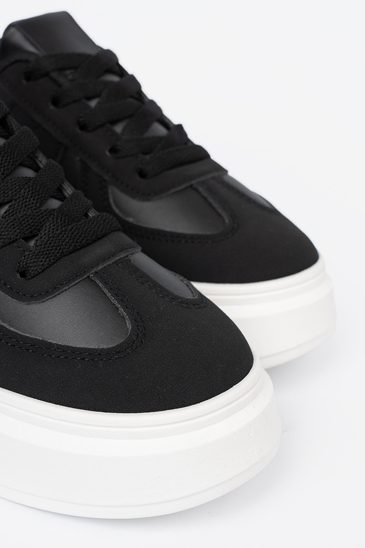 Klasyczne czarne sneakersy na grubej podeszwie Klasyczne czarne sneakersy na grubej podeszwie