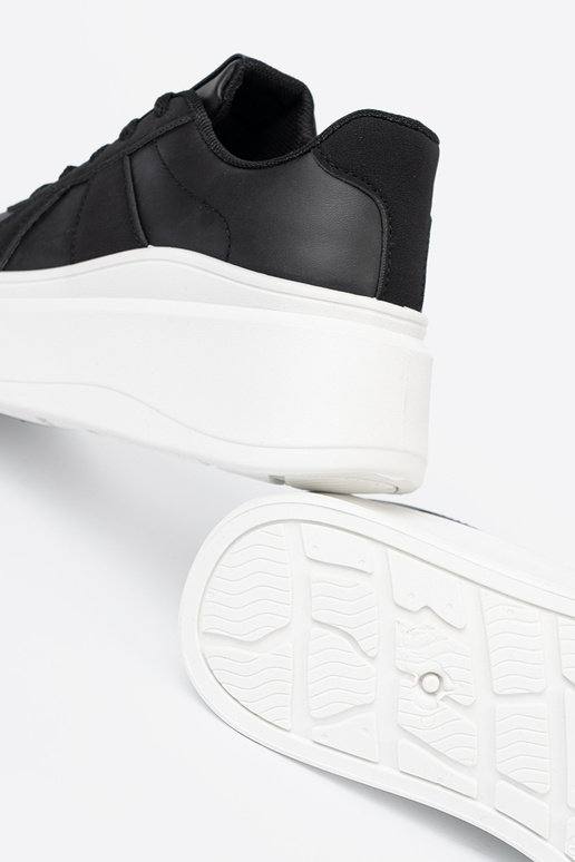 Klasyczne czarne sneakersy na grubej podeszwie Klasyczne czarne sneakersy na grubej podeszwie