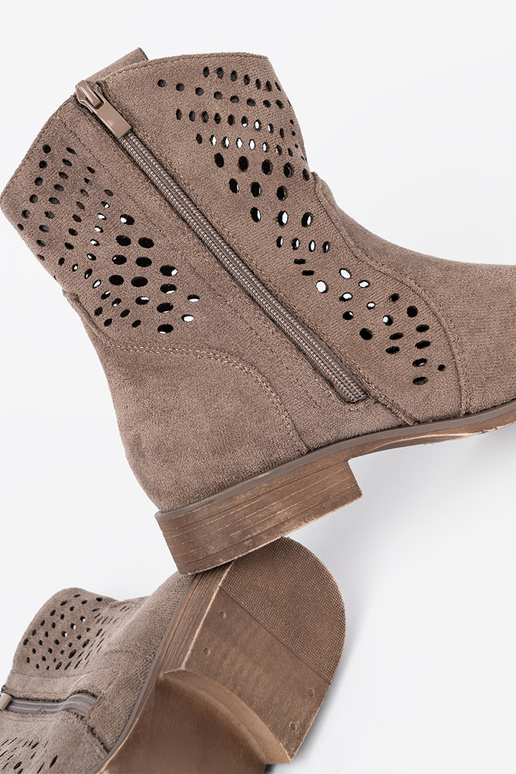 beige boots openInork In koInbojskim stylu