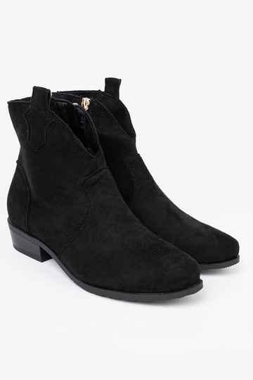black boots coInboy boots of suede