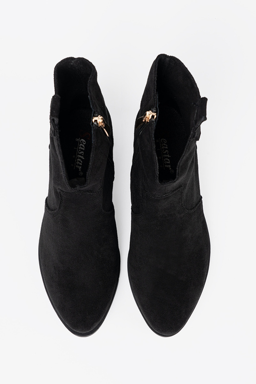 black boots coInboy boots of suede