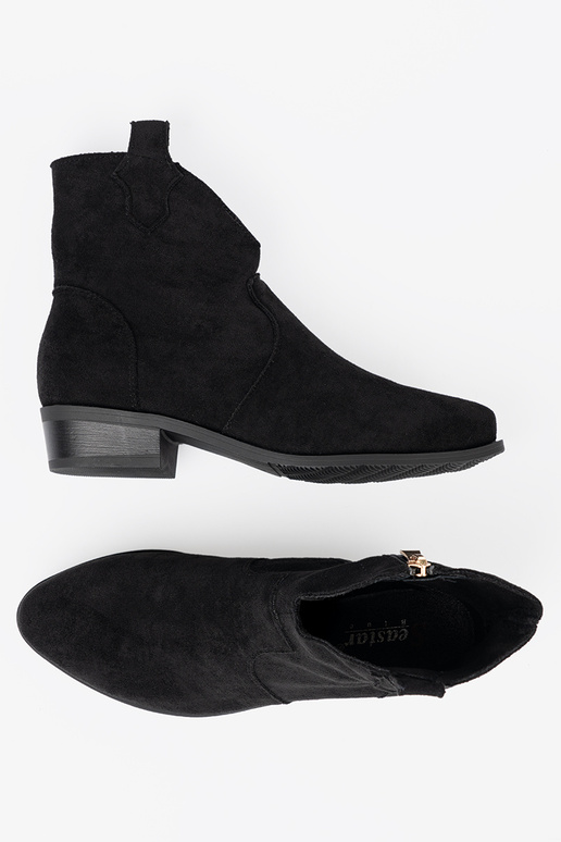 black boots coInboy boots of suede