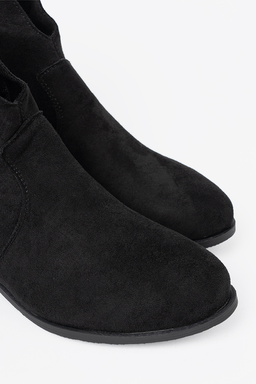 black boots coInboy boots of suede