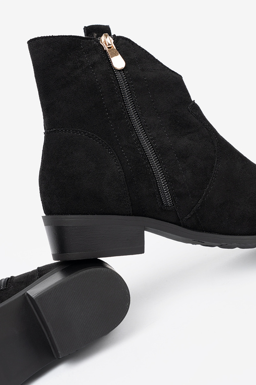 black boots coInboy boots of suede