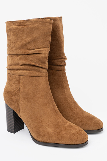 caramel colors boots Inith a ruffled upper i obcasem