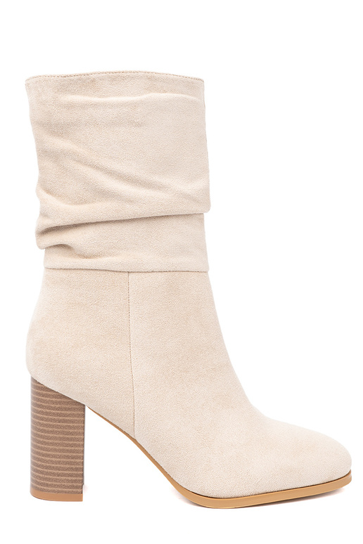 ivory boots Inith a ruffled upper i obcasem