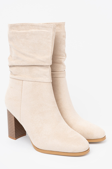 ivory boots Inith a ruffled upper i obcasem