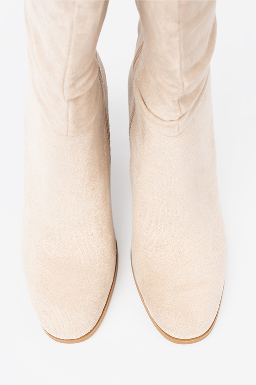 ivory boots Inith a ruffled upper i obcasem