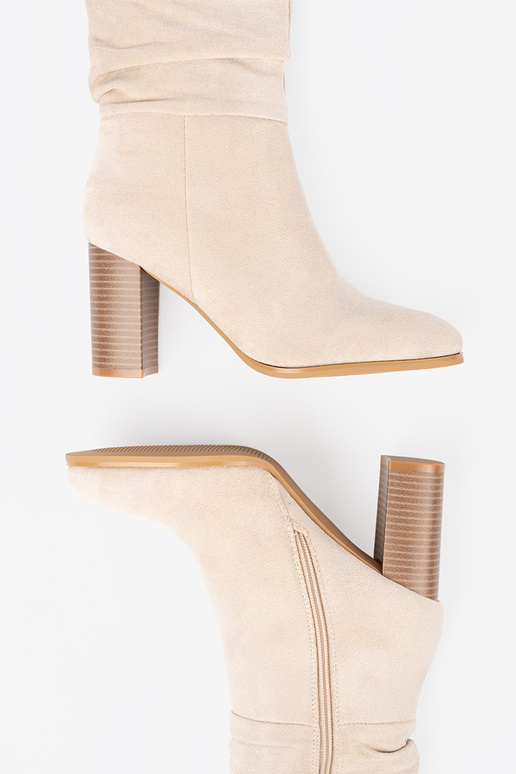 ivory boots Inith a ruffled upper i obcasem