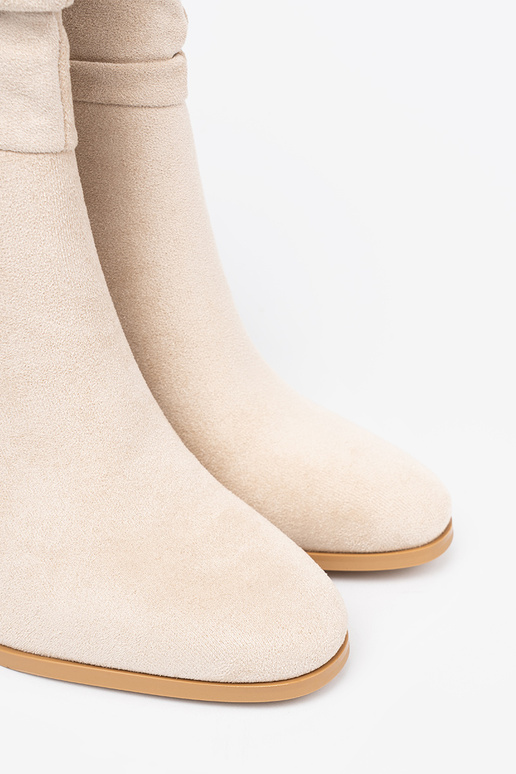 ivory boots Inith a ruffled upper i obcasem