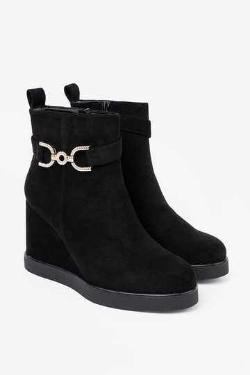 of suede boots black Inith an elegant buckle