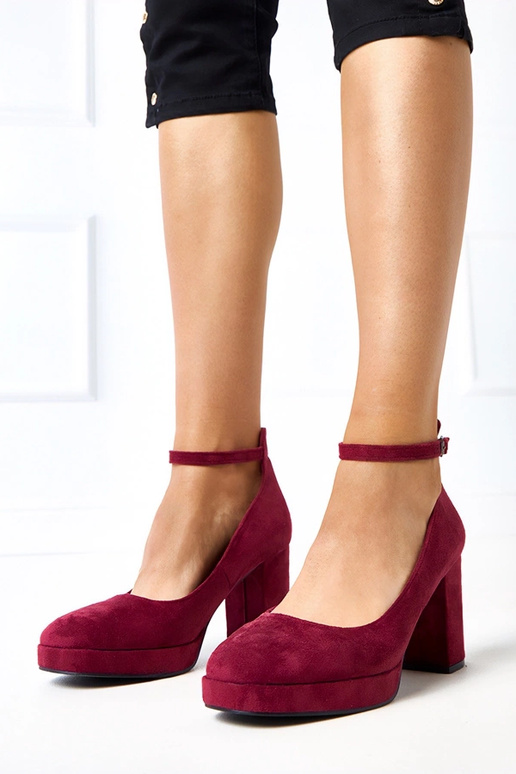 Bordowe czółenka na masywnym słupku...