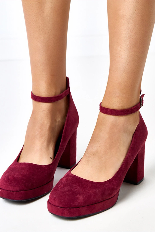 Bordowe czółenka na masywnym słupku...