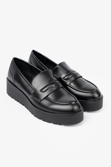 Elegant style black INomens moccasins on a thick sole