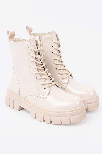 Stylish shoes lacquered In odcieniu brightlybeigem