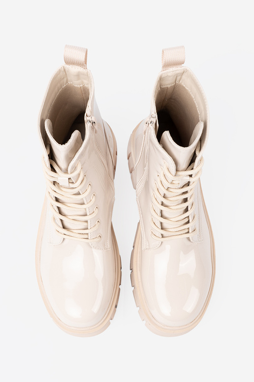 Stylish shoes lacquered In odcieniu brightlybeigem