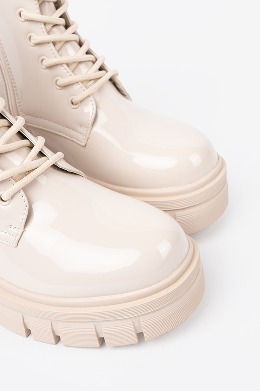 Stylish shoes lacquered In odcieniu brightlybeigem