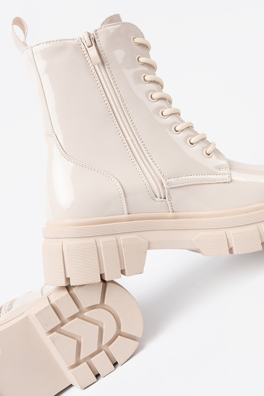 Stylish shoes lacquered In odcieniu brightlybeigem