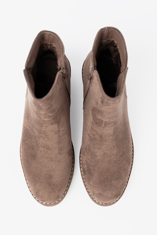 The classic model darkbeige boots on a stable heel The classic model darkbeige boots on a stable heel