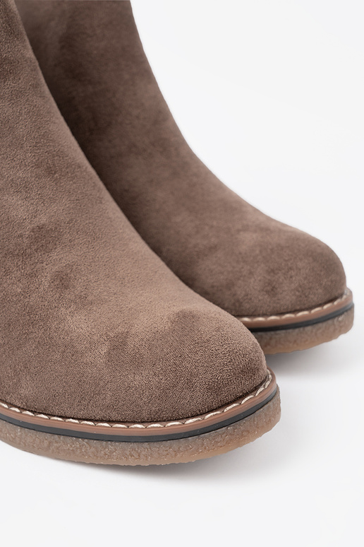 The classic model darkbeige boots on a stable heel The classic model darkbeige boots on a stable heel