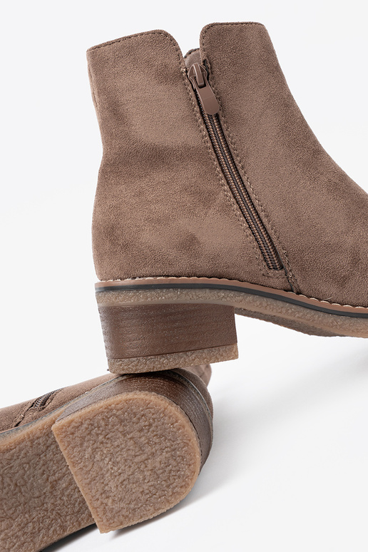 The classic model darkbeige boots on a stable heel The classic model darkbeige boots on a stable heel