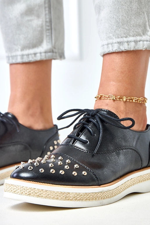 Czarne półbuty damskie ze ćwiekami...