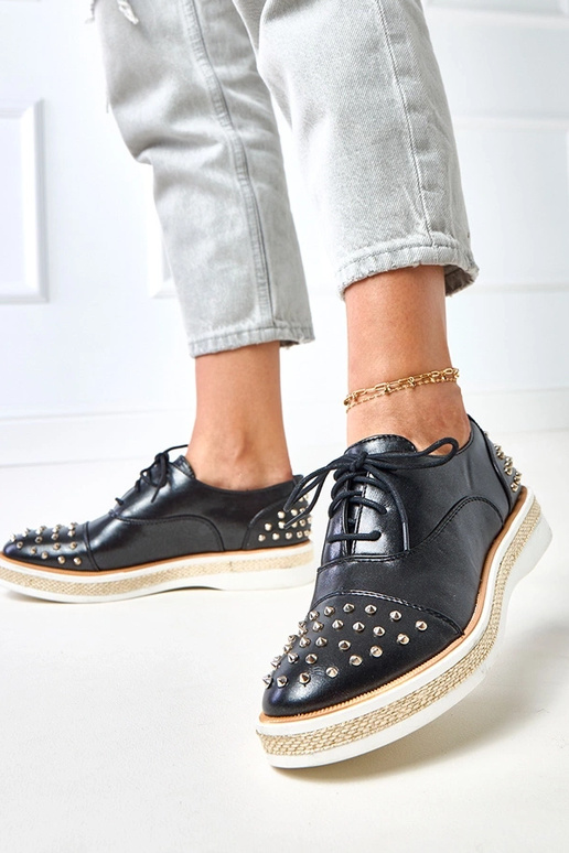 Czarne półbuty damskie ze ćwiekami...