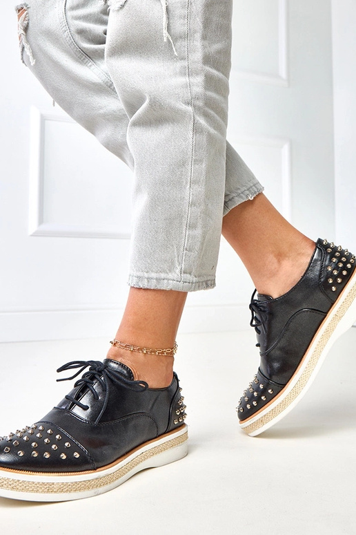 Czarne półbuty damskie ze ćwiekami...