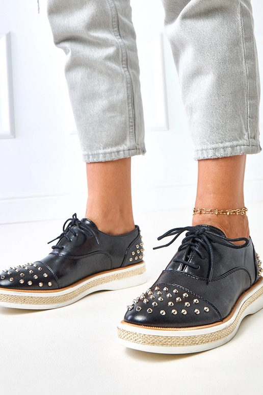 Czarne półbuty damskie ze ćwiekami...