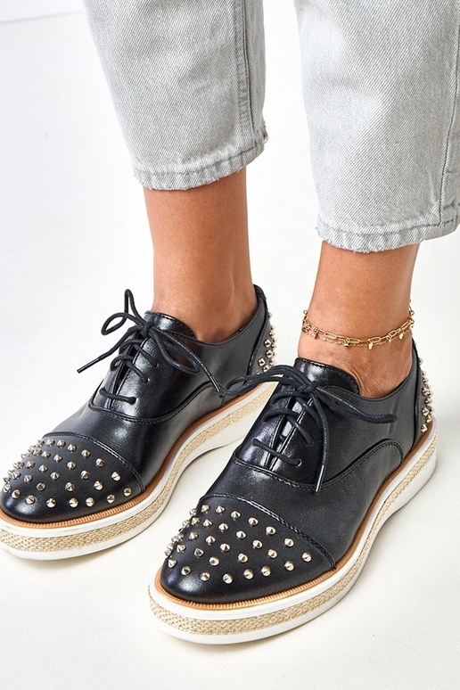 Czarne półbuty damskie ze ćwiekami...