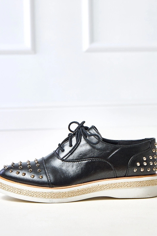 Czarne półbuty damskie ze ćwiekami...