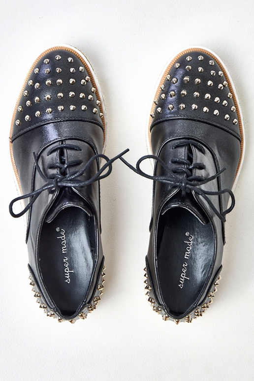 Czarne półbuty damskie ze ćwiekami...