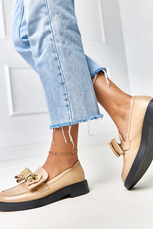 Beżowe mokasyny z kokardką i misiem...