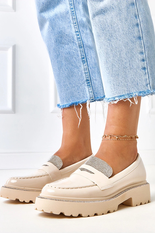 Beżowe mokasyny lakierowane zdobione...