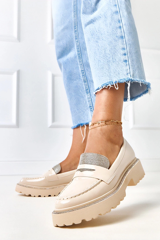 Beżowe mokasyny lakierowane zdobione...