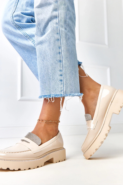 Beżowe mokasyny lakierowane zdobione...