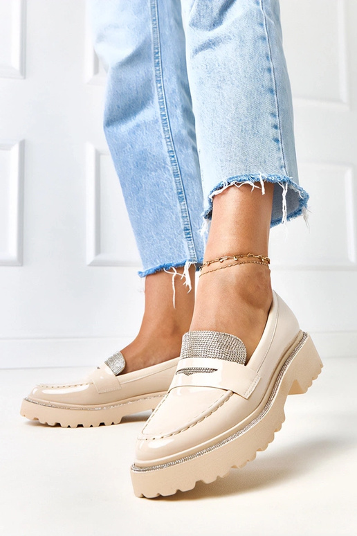 Beżowe mokasyny lakierowane zdobione...