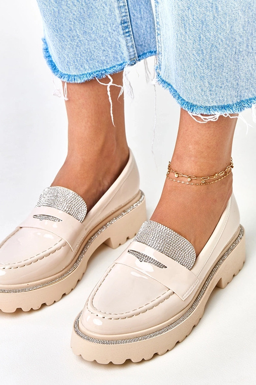 Beżowe mokasyny lakierowane zdobione...