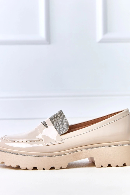 Beżowe mokasyny lakierowane zdobione...