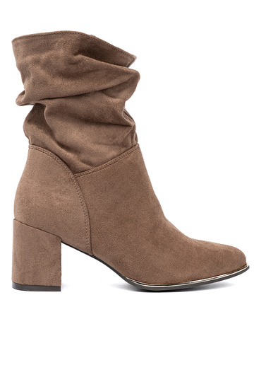 beige boots of suede on the heel 2