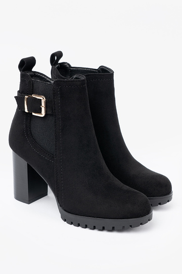 Czarne botki na słupku z ozdobną klamrą