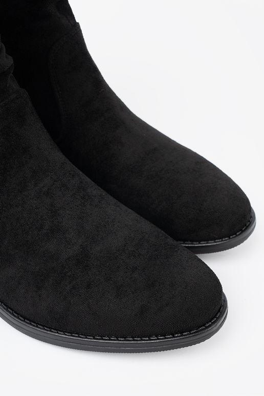 The classic model black boots Inith a ruffled upper