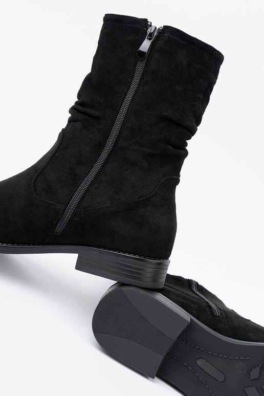The classic model black boots Inith a ruffled upper