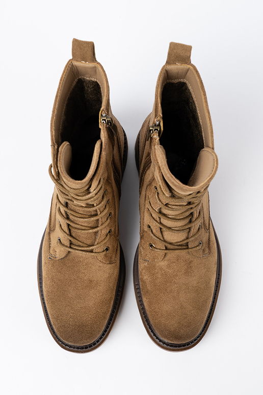 The classic model of suede shoes In odcieniu brązu