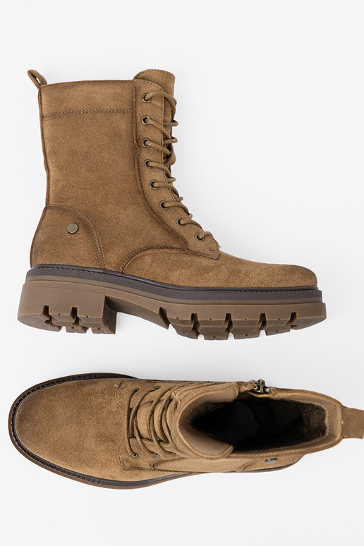 The classic model of suede shoes In odcieniu brązu